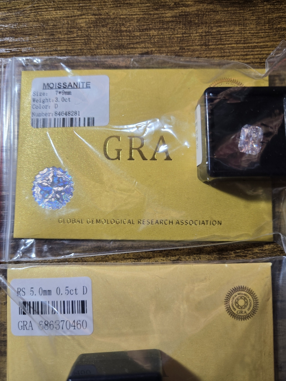 Loose Round White Gemstone in Display Box 3.0 Kt And .05 Kt Moissanite. - Picture 5 of 7
